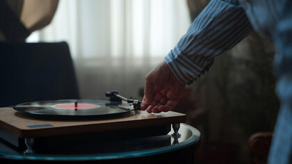 La música es una experiencia universal que trasciende generaciones y conecta emociones.