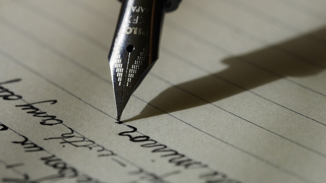 Mettersi a scrivere è attraversare il portale oltre il quale le parole attendono di plasmare di realtà l’immaginario, di rendere reale l’impossibile