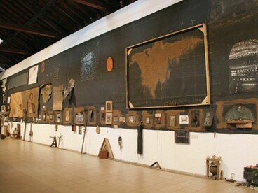 Rolando Castellón Alegría, Aztlán. 2016. Mapa de tierra. (Foto de Nelson Díaz de la muestra "atlÁntis centrAmérica", 2026, expuesta en seis espacios de San José Costa Rica: Galería Véritas, PANI (Patronato Nacional de la Infancia), Galería Arte y Comunicación, Galería Oscar Pamio, Casa Amón y Redwood California)
