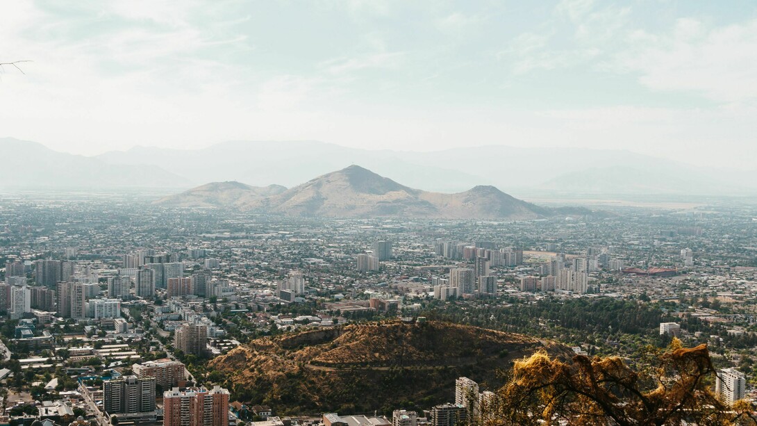 El moderno horizonte de Santiago de Chile, enmarcado por la Cordillera de los Andes, simboliza el esfuerzo del país por preservar su independencia estratégica en un mundo de potencias rivales