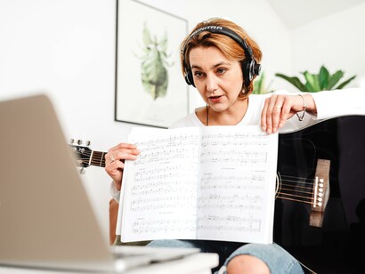 Mulher mostra sua partitura