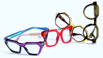 Customeyes è una piattaforma digitale che consente di progettare e produrre occhiali completamente personalizzati, unendo tecnologia avanzata e manifattura italiana d’eccellenza