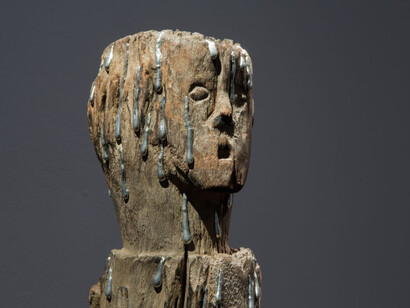 Kader Attia, Sin título, 2018, Antigua escultura togolesa de madera y hojalata