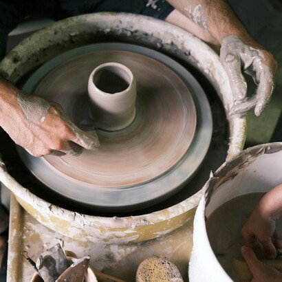 I motivi decorativi tipici della costa campana spesso raffigurano scene marine, fiori mediterranei e geometrie ispirate alla cultura araba e rinascimentale