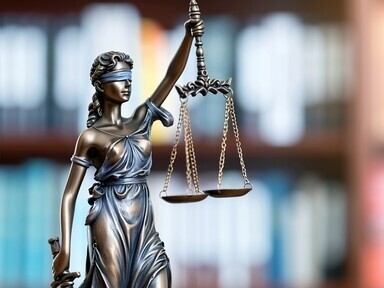 Durante il Medioevo, la legittima difesa veniva spesso invocata nei tribunali come giustificazione per atti di violenza, ma la sua applicazione dipendeva fortemente dal contesto sociale e dalle leggi locali



