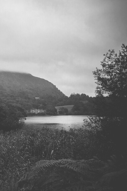 El cielo gris es una de las imágenes clave del Romanticismo Oscuro. El aura gótica surge de los miedos que habitan en las sombras del inconsciente