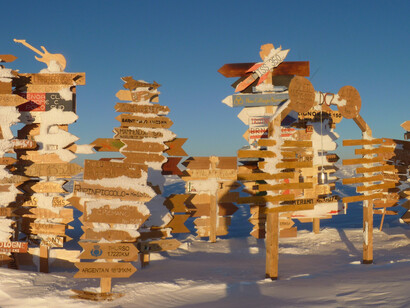 Ogni anno i winterover lasciano delle segnaletiche che riportano la distanza tra Base Concordia e la loro città di Natale. Quest'anno noi aggiungeremo il dodicesimo palo - Ph Alessandro Fausto, (C) PNRA/IPEV