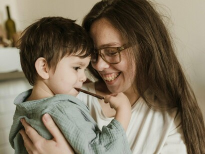 Mãe e filho comendo chocolate. O chocolate se enquadra na categoria de "comida de conforto", pois, além de proporcionar prazer e bem-estar, também proporciona aconchego. São esses alimentos nostálgicos que estão intimamente ligados às nossas emoções