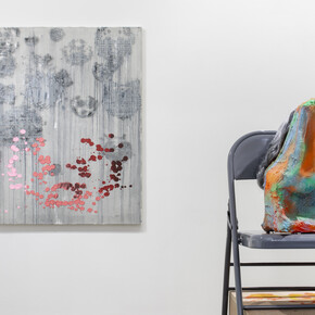 Vue d'installation, Greene Naftali Gallery at Galerie Chantal Crousel: Arrangement in Gray Galerie
Chantal Crousel, Paris, France (22/10 — 14/01/2021). Courtoisie de Greene Naftali Gallery, New York and Galerie
Chantal Crousel, Paris. Photo: Martin Argyroglo.