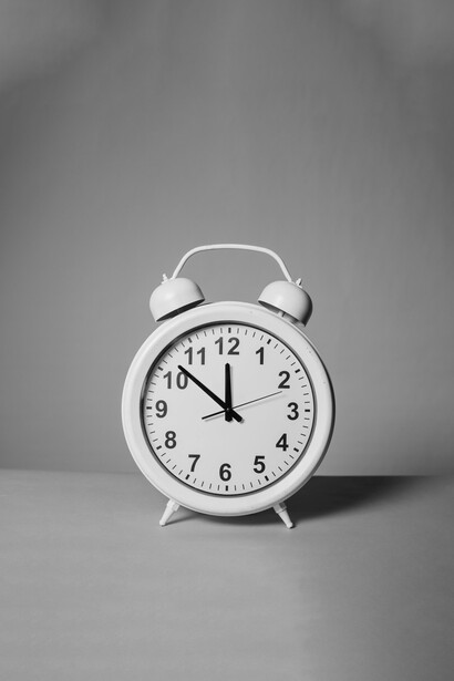 Que cómo podía soñar con eso, se preguntó, mientras se refregaba los ojos y la luz de la lámpara iluminaba un dos cincuenta y tres sobre la pantallita del reloj