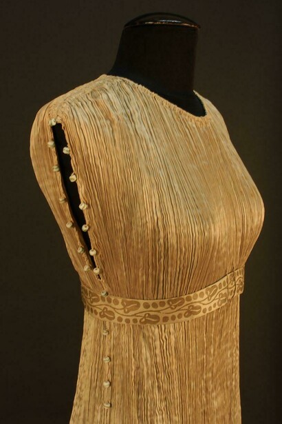 Abito Delphos con Murrine, il Delphos si processa verticalmente, scanalato e cromaticamente ricco dei toni minerari del colorismo veneto