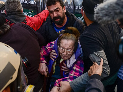 Jubilada reprimida por la gendarmería nacional, Buenos Aires, Argentina. Se castiga a quienes necesitan al Estado y se glorifica a quienes lo saquean, como si la pobreza fuera un delito y no una injusticia