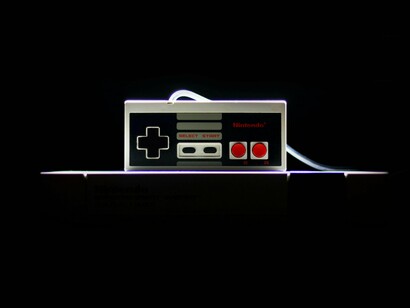 Console antigo de Nintendo. O Nintendo Switch surge como uma exceção a esse problema, graças à sua estratégia diferente. Com foco em jogos “meio orçamento”, que unem alto nível de criatividade a custos menores, a Nintendo domina o mercado ao investir em relançamentos e novos jogos que, embora não tenham o nível de produção dos títulos AAA dos concorrentes, conseguem entregar experiências cativantes com retornos financeiros consistentes