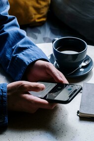 As belezas e paixões se apresentam potencializadas pelo volume de imagens, copy de letras de músicas, lives, streamings, social medias, celulares, aplicativos, only fans, e até muito sexo virtual ‒ faturam milhares de reais por semana. E o que mais me surpreende é ver nas ruas do Leblon, Ipanema, Barra da Tijuca as mulheres contrárias a esse modernismo nu: looks altamente comportados ou àquelas que misturam modernidade, sensualidade e nostalgia