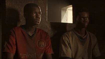 Seydou Sarr e Moustapha Fall in una scena del film