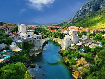 Mostar, Bosnia Herzegovina. Puente sobre el río Neretva