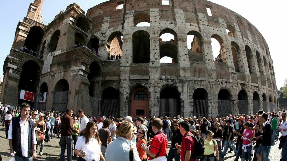La fila di turisti in attesa davanti al Colosseo prima del Coronavirus