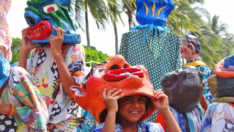 Niña en la celebración de la mascarada tradicional costarricense