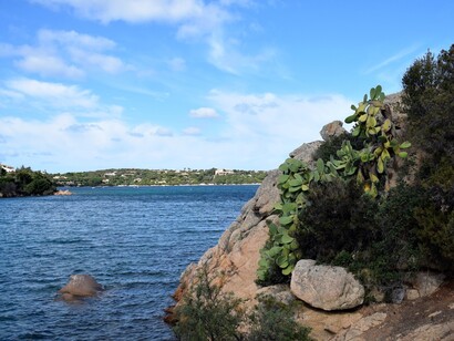 La loro influenza ha oltrepassato i confini musicali, trasformandoli in icone di costume e di libertà giovanile. Nella foto Porto Cervo, Sardegna Italia