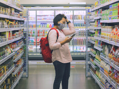 Mujer en un supermercado observa los precios confundida en ciudad del sur de Tangerang, Indonesia