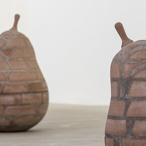 Judith Hopf, Birne, 2018. Courtesy the artist and kaufmann repetto, Milan/New York, Deborah Schamoni, Munich, and Metro Pictures, New York. Installation view KW Institute for Contemporary Art, Berlin. Foto: Frank Sperling.