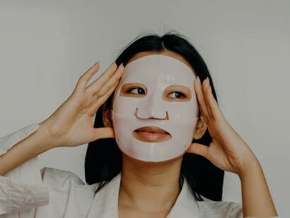 Mulher utiliza máscara facial