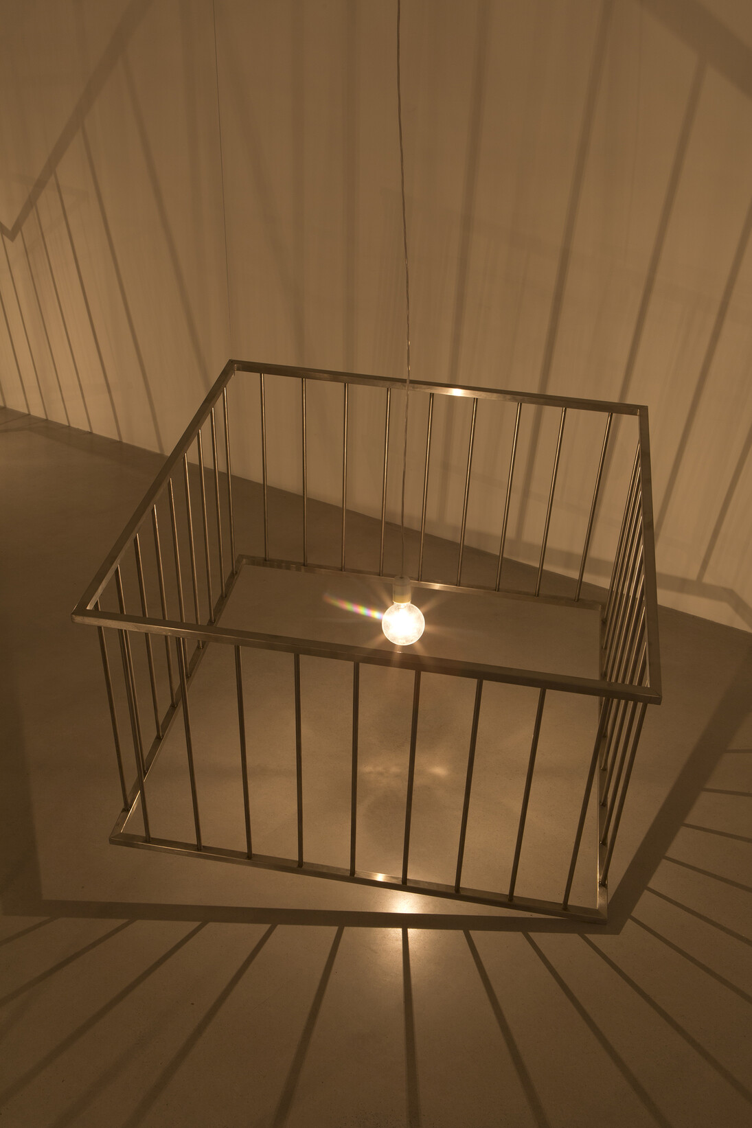 Claude Lévêque, Vies de singes, 2015, Treize parcs en inox, treize ampoules. Bande sonore : crise d'asthme (Conception sonore en collaboration avec Jérôme Nox / Respirations : Romaric Etienne) / Thirteen stainless thirteen parks, lamps. Soundtrack : asthma attack (Sound Design in collaboration with Jerome Nox / Breaths : Romaric Etienne), Dimensions variables / Variable dimensions © ADAGP Claude Lévêque . Photo. Julie Joubert , Courtesy the artist and kamel mennour, Paris
