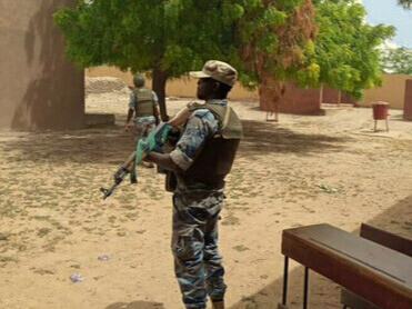 Agents de sécurité en poste à Youwarou, au Mali, lors de l'élection présidentielle de juillet 2018