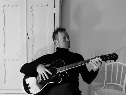 Tenedle Guitar Play