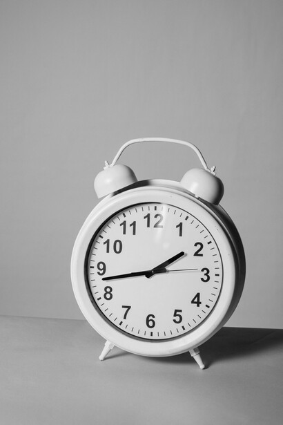 Justo a las casi tres de la madrugada, después de haber sugestionado su mente con la idea de que a esa hora algún ánima te respira en la nuca si es que, en una de esas, te despertás abruptamente