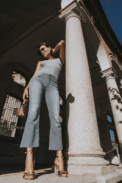 Bell Bottom Crop: Versione cropped del classico pantalone bell bottom, si contraddistingue per la parte finale leggermente svasata, poco sopra la caviglia