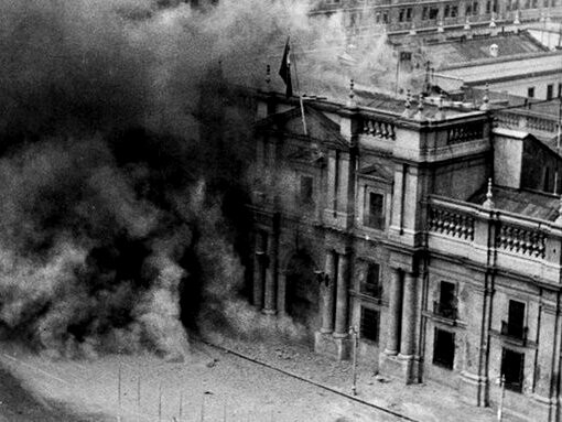 O Palácio de La Moneda, no Chile, sob bombardeio durante o Golpe de Estado em 11 de setembro de 1973. Significava que a luta armada não era a única possível para concretizar a resistência contra a injustiça e a desigualdade. Mas o problema não era a democracia, era o controlo dos recursos naturais, sobretudo do cobre. Por isso, Henri Kissinger prometeu na altura que, perante o acto de desobediência do Chile, os EUA “fariam a economia chilena gritar”