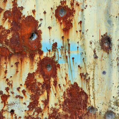 Oltre ai danni materiali, i conflitti armati producono effetti psicologici e sociali di lungo periodo che influenzano intere generazioni