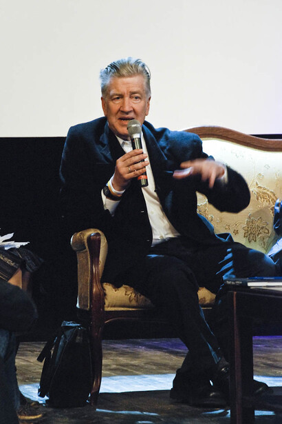 David Lynch fue un creador que desafió toda lógica narrativa convencional, construyendo universos donde lo onírico y lo cotidiano se entrelazan sin pedir permiso