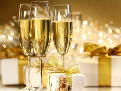 Copas de cava junto a regalos navideños