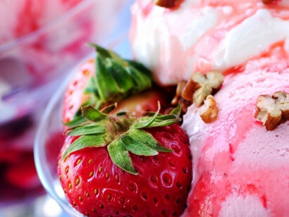Gelato con frutta fresca e nocciole