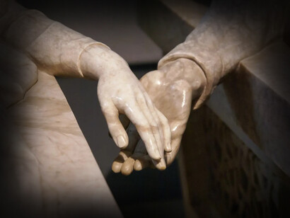 Tumbas de mármol en homenaje a Los amantes de Teruel del siglo XIII con salas de exposiciones culturales en el Museo de historia local en Teruel, España