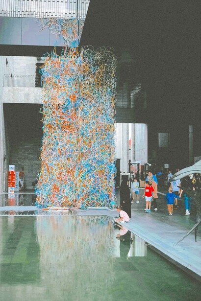 A evolução social ampliou o acesso à cultura, buscando incluir todos, independentemente de status ou recursos