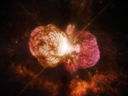 Dada su gran masa, Eta Carinae es altamente inestable y propensa a violentas eyecciones de materia. En la imagen se puede apreciar la nebulosa Homúnculo, formada por estas eyecciones de materia. Eta Carinae es una estrella binaria del tipo variable luminosa azul hipermasiva