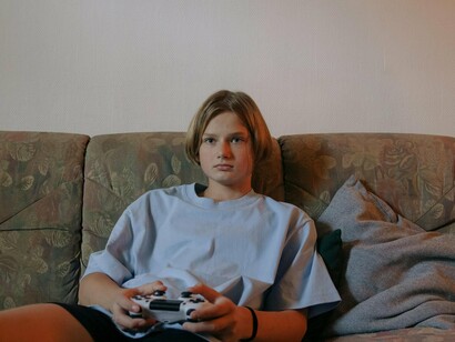 Garoto viciado em videogames. Neste contexto, é fundamental compreender as principais condições de saúde que podem emergir a partir dessa exposição prolongada, para que famílias, educadores e autoridades de saúde possam agir preventivamente