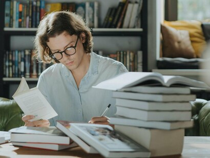 Homem lê. Exemplos de contos dramáticos podem ser observados em Ernest Hemingway em contos como Cinquenta mil, Hoje é sexta-feira e Os assassinos, em que o papel do narrador é mínimo