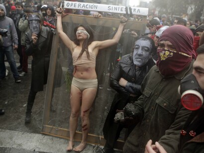 Manifestantes recrean los abusos sufridos por los detenidos durante la dictadura chilena