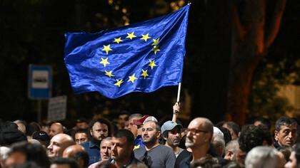 Demonstranten tragen eine riesige EU-Flagge während einer regierungsfeindlichen Kundgebung in der Nähe des georgischen Parlaments in Tiflis