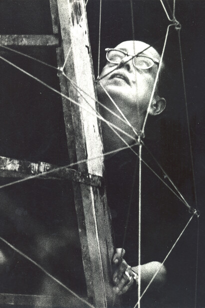 Gego during the installation of Reticulárea at Museo de Bellas Artes, 1969, Photo: Juan Santana, © Fundación Gego, Courtesy Dominique Lévy Gallery, New York / London
