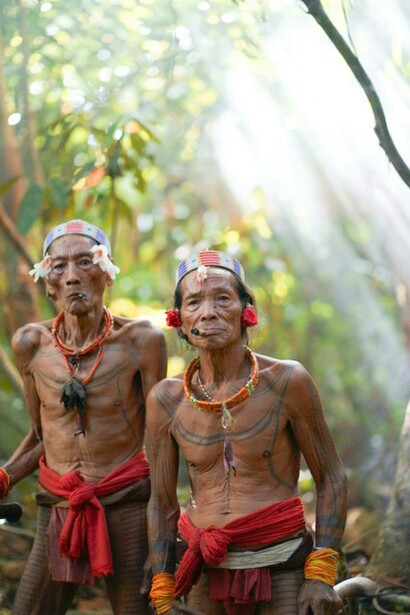 La tribù Mentawai sull'isola di Siberut nelle isole Mentawai, Indonesia