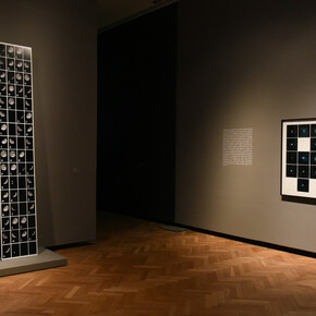 Leandro Katz, A noite e as palavras, vista da exposição. Cortesia do Museo Nacional de Bellas Artes