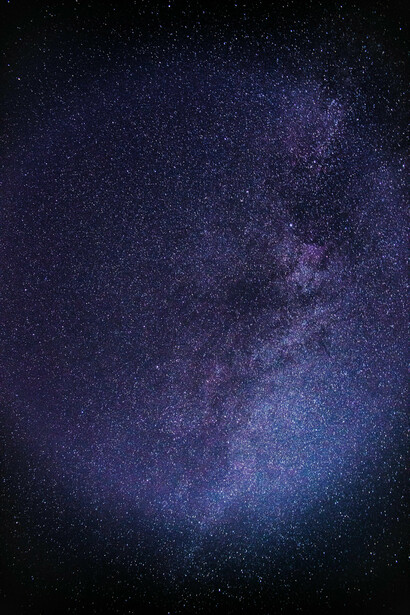Nos interactions créent des univers parallèles, où la perception de la réalité est constamment remise en question. À travers les rencontres et les questionnements existentiels, nous clarifions notre compréhension du monde et de nous-mêmes
