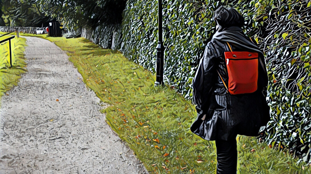 En su huida atravesó calles que la llevaban a los arrabales más alejados y abandonados de la ciudad, donde el ambiente seguramente sería más tranquilo y respirable