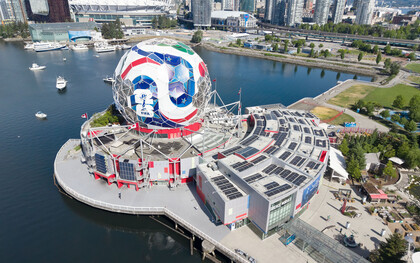 Lo que ningún medio deportivo destacó. Un aumento sostenido y documentado de la violencia contra las mujeres. A esto se suma que fue un torneo marcado por una sucesión de incidentes racistas, xenófobos y discriminatorios. Science World, en Vancouver (Columbia Británica), durante su transformación en «The Beautiful Dome», una estructura temporal diseñada a imagen del balón oficial de la Copa del Mundo de la FIFA 2026.