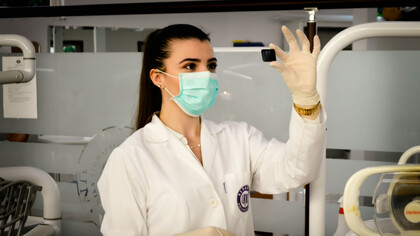 La exclusión histórica de las mujeres en la investigación médica ha generado un sistema de salud con graves brechas en el conocimiento, diagnóstico y tratamiento de enfermedades que las afectan